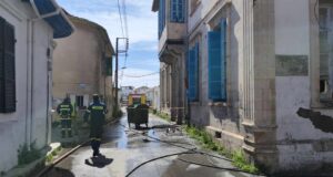 Λάρνακα: Αδύνατη η προσέγγιση του κτιρίου που κάηκε λόγω επικινδυνότητας (ΦΩΤΟ)