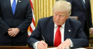 Σοκ με την επιβολή δασμών 25% στα αυτοκίνητα εκτός ΗΠΑ από τον Τραμπ – Οι πρώτες αντιδράσεις