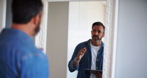 Μιλάτε δυνατά στον εαυτό σας; Ορίστε τι μπορεί να σημαίνει