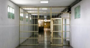 Φυλακές: Κατάδικος θα έμπαζε 14 κινητά μέσα σε μικρό ψυγείο