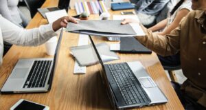 Το ΕΚ ζητά καλύτερη προστασία εργαζομένων από αθέμιτες απολύσεις σε αναδιαρθρώσεις