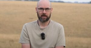 Διαγνώστηκε με Αλτσχάιμερ σε ηλικία μόλις 41 ετών – Σε βίντεο περιγράφει τα δύο σημαντικά «κενά μνήμης