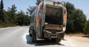 Αναστάτωση στη Λευκωσία: Σκουπίδια άρπαξαν φωτιά εντός του σκυβαλοφόρου