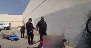 Αστυνομικοί έβαλαν νεαρό συνάδελφό τους να κόψει νεκρό άστεγο με κοπίδι για να σπάσουν πλάκα