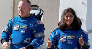 Βίντεο: Η στιγμή της επιστροφής στη Γη των παγιδευμένων για 9 μήνες στο διάστημα αστροναυτών – Δείτε την προσθαλάσσωσή τους