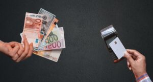 Σουηδία και Νορβηγία: Πέτυχαν τη ζωή χωρίς μετρητά και τώρα γυρίζουν πίσω, στο όνομα της ασφάλειας