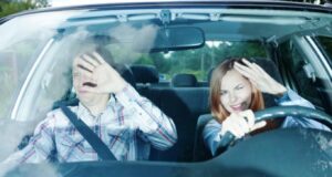 Τι πρέπει να κάνεις για να μην σε τυφλώνουν τα φώτα των άλλων αυτοκινήτων – Τα άγνωστα τρικ