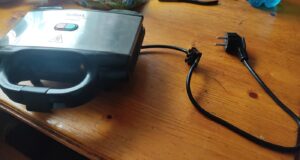 Οι 7 ηλεκτρικές συσκευές που πρέπει πάντα να βγάζετε από την πρίζα