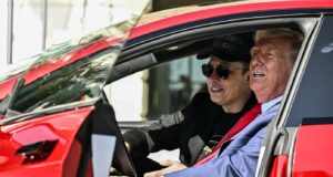 Ντόναλντ Τραμπ: Όποιος πειράζει τα Tesla θα μπαίνει 20 χρόνια φυλακή!