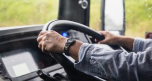 Τέλος σε υπερχρεώσεις ασφαλειών σε οδηγούς άνω των 70 επιχειρεί η Βουλή