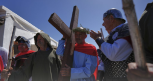 Αναβίωσε η αναπαράσταση της μεταφοράς του Τιμίου Σταυρού στον Κάθηκα