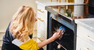 Ούτε ξίδι ούτε μαγειρική σόδα: ο καλύτερος τρόπος για να αφαιρέσετε το λίπος από τον φούρνο και τα ταψιά