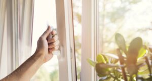 Η γερμανική συνήθεια που θα μεταμορφώσει την πρωινή σας ρουτίνα -Γιατί όλοι κάνουν «lüften» στο TikTok