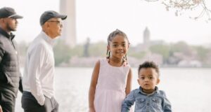 Το κατά λάθος photobomb του Μπαράκ Ομπάμα σε οικογενειακή φωτογραφία: Έγινε viral, γιατί ζήτησε συγνώμη