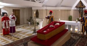 Σε λαϊκό προσκύνημα από σήμερα η σορός του Πάπα Φραγκίσκου (Live video)