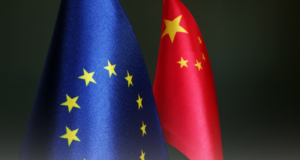 Ο ΥΠΕΞ Κίνας καλεί ΗΒ, ΕΕ να βοηθήσουν στην υπεράσπιση του παγκόσμιου εμπορίου