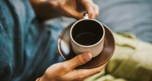 Καρδιολόγος, προειδοποιεί: «Οι άνθρωποι που πίνουν μόνο το πρωί καφέ έχουν μεγαλύτερο προσδόκιμο ζωής»