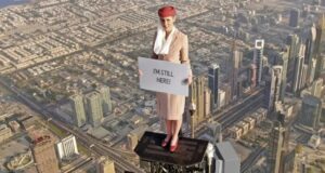 Πώς γυρίστηκε το «πιο επικίνδυνο διαφημιστικό σποτ στην Ιστορία» -Μια γενναία γυναίκα στα 828 μ. από το έδαφος