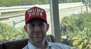 Ο Τραμπ δεν μπορεί να κατέλθει εκ νέου υποψήφιος πρόεδρος, αλλά… πωλεί καπελάκια «Trump 2028»