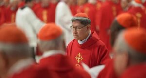 Υποψήφιος Πάπας πήρε το μικρόφωνο και τραγούδησε το «Imagine»