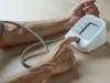 Γιατί η αρτηριακή πίεση ανεβαίνει το πρωί; Ο ειδικός εξηγεί πότε να ανησυχήσουμε