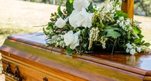 Μετέτρεψαν αυλή σπιτιού σε γραφείο κηδειών