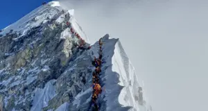 «Μποτιλιάρισμα» και στο… Έβερεστ – Ουρές κάνουν οι ορειβάτες για να φτάσουν στην κορυφή των 8.849 μέτρων