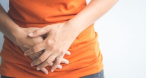 Φούσκωμα: Ένας γαστρεντερολόγος αποκαλύπτει 4 πράγματα που το προκαλούν