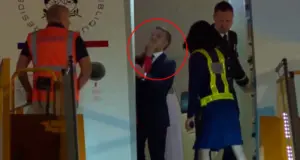 Το χαστούκι της Μπριζίτ στον Εμανουέλ Μακρόν ενώ τους «τραβούσαν» οι κάμερες – Τι απάντησε το Ελιζέ