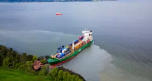 Aπίστευτες εικόνες: Άνδρας στη Νορβηγία ξύπνησε και βρήκε πλοίο με κυπριακή σημαία στον κήπο του