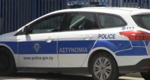 Ανατράπηκε όχημα με ανήλικους μετά από τρελή πορεία στην Πόλη Χρυσοχούς