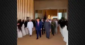 Στα Ηνωμένα Αραβικά Εμιράτα ο Τραμπ: Viral η υποδοχή με τις γυναίκες που κουνούσαν πέρα-δώθε τα μαλλιά τους (BINTEO)