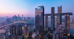 Αυτή είναι η κινεζική μητρόπολη των 34 εκατ. κατοίκων που κρέμεται από τον ουρανό