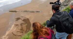 Ισπανία: Καλλιτέχνης «ζωγραφίζει» στην άμμο πορτρέτα θρύλων της μουσικής