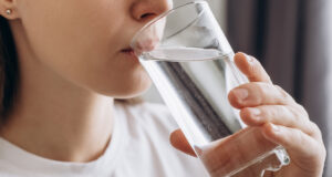 Ούτε δύο λίτρα, ούτε οκτώ ποτήρια: Πόσο νερό πρέπει να πίνουμε την ημέρα, σύμφωνα με την επιστήμη