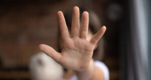 Ελλάδα: 50χρονος ασέλγησε σε βάρος της 4χρονης κόρης του – Toν κατήγγειλε η σύζυγός του