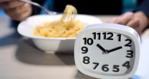 Η καλύτερη ώρα για να φάτε δείπνο, σύμφωνα με τους ειδικούς για τη μακροζωία