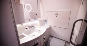 O αποκρουστικός λόγος για τον οποίο δεν θα θέλατε ποτέ να πλύνετε τα χέρια σας σε μια τουαλέτα αεροπλάνου