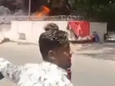 Νέο βίντεο: Ο επιζών από τη συντριβή της Air India απομακρύνεται από το φλεγόμενο αεροπλάνο με το κινητό στο χέρι