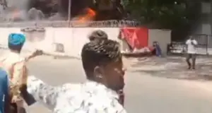 Νέο βίντεο: Ο επιζών από τη συντριβή της Air India απομακρύνεται από το φλεγόμενο αεροπλάνο με το κινητό στο χέρι