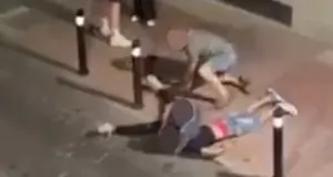 Σοκ στην Ισπανία: Αστυνομικός έπνιξε Μαροκινό που έκλεψε το κινητό του -«Αφήστε τον να αναπνεύσει» του φώναζαν (ΒΙΝΤΕΟ)