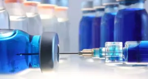 Η νέα φρενίτιδα έχει χρώμα μπλε και πλασάρεται ως αντιγηραντικό ελιξίριο – Προειδοποιούν για κινδύνους οι ειδικοί