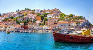 Αυτό το ελληνικό νησί προτείνει η Daily Mail για το καλοκαίρι: Εξίσου όμορφο με τη Σαντορίνη