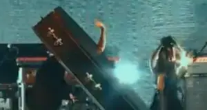 Θρύλος της ροκ έφυγε από τη σκηνή μέσα σε φέρετρο μετά τη συναυλία στο Λονδίνο (ΒΙΝΤΕΟ)