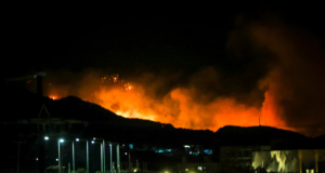 Εκτός ελέγχου η φωτιά στην Ιεράπετρα Κρήτης: Κάηκαν σπίτια, εκκενώθηκαν ξενοδοχεία – Οι φλόγες έφτασαν ως τη θάλασσα