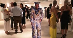 «Στον Παράδεισο έχω σημαδέψει ένα νησί…»: Mέχρι 6 Σεπτεμβρίου η ομαδική έκθεση από την Isnotgallery και το Almyra Hotel