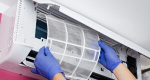 Πώς να καθαρίσετε τα φίλτρα του κλιματιστικού βήμα βήμα, για να αποφύγετε τη συσσώρευση βρομιάς