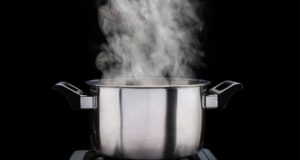 Είναι επικίνδυνο να βράζουμε το νερό περισσότερες από μία φορές; Η αλήθεια πίσω από έναν κοινό μύθο της κουζίνας