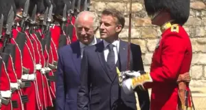 Οργή στη Βρετανία για τον Μακρον: Τον κατηγορούν για ασέβεια επειδή περπάτησε μπροστά από τον βασιλιά Κάρολο – «Το παίζει Ναπολέων για 5 λεπτά» γράφουν