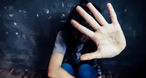 Φρίκη στο Βόλο: 52χρονη μάνα βιντεοσκοπούσε γυμνή τη 12χρονη κόρη της και πουλούσε το υλικό